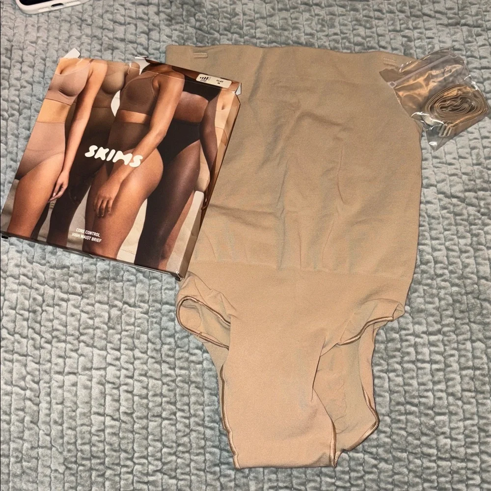 SKIMS CLAY core control brief Medium - Picture 7 of 8